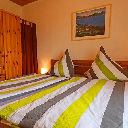 Attraktive Raeuberkuhle In 科瑟罗