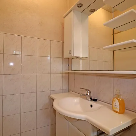 Attraktive Raeuberkuhle In